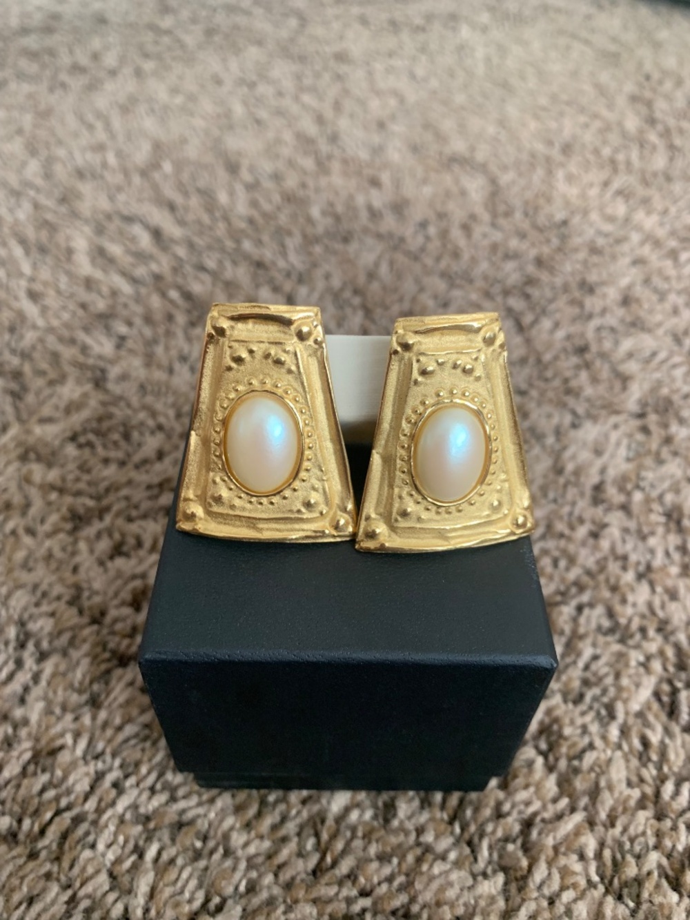 Givenchy Paris New York Gold Tone Faux Pearl Center Stud/Clip Earrings Cleopatra - Picture 13 of 13
